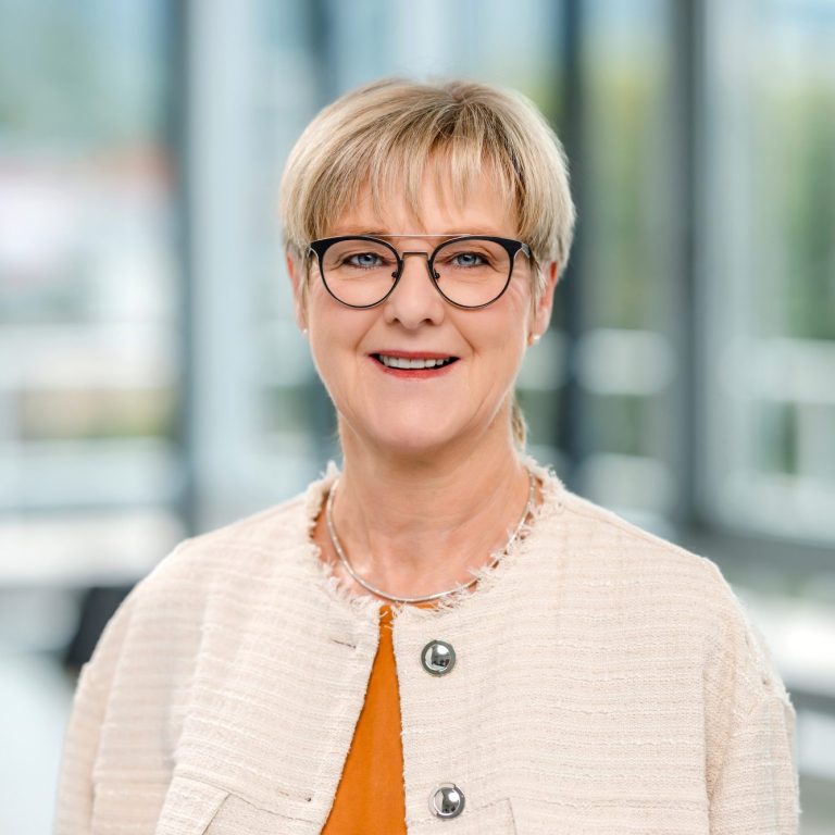 Susanne Leicht, Geschäftsführerin Das Bild zeigt ein Portraifoto von Frau Susanne Leicht, Geschäftsführerin des Jobcenters Suhl